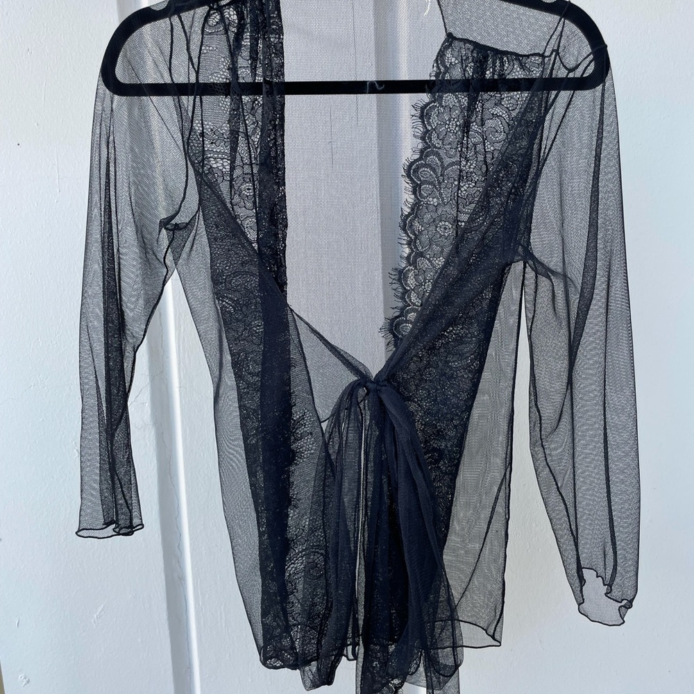 Lace cover up top in size M